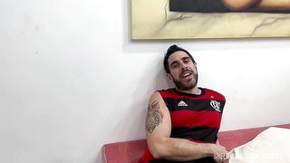 A novinha Penny Wise apostou com Jr Doidera no Fla x Flu que vai dar o cu se o Flamengo ganhar ou vai deixar ele no cheirinho pegando outra gata se o Fluminense ganhar