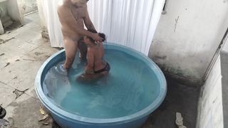 FOMOS PEGOS FUDENDO DA PISCINA MESMO ASSIM PEDI PRA GOZAR NA MINHA BOCA