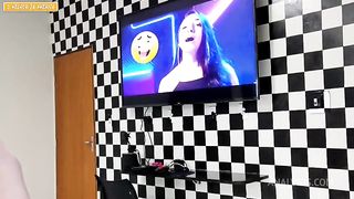 Engolindo uma grande carga de porra na boca fudida