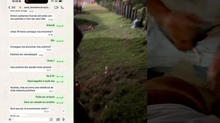 CORNO FILMOU A ESPOSA EMPINADA NA PRAIA, EU SOCANDO FORTE NA AREIA ENQUANTO ELA GRITAVA “FILMA COMO EU GOZO NA PICA DELE