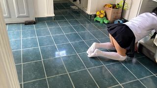 PADRASTRO PERVERTIDO ATARAPA A SU HIJASTRA EN CUATRO PATAS Y LA FOLLA HASTA EYACULAR