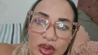 O vizinho esporrou minha cara com porra no meu oculos de puta oficial