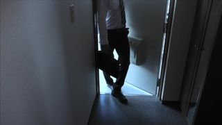 妻「ねぇ…待てないから玄関でシよ。」と僕のベルトを解いて、、