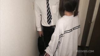 妻「ねぇ…待てないから玄関でシよ。」と僕のベルトを解いて、、