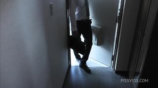 妻「ねぇ…待てないから玄関でシよ。」と僕のベルトを解いて、、