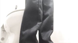 仕事中にムラムラして休憩タイムにト◯レに入ってパンツの中に手を入れてちゅくちゅくオナニーしてきました。