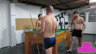 JOGANDO BILHAR COM OS SAFADOS DOS CARMONAS, QUEREM COMER EU E MINHA MEIA-IRMA