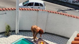 CASADA PUTINHA FUDEU NA PISCINA AO AR LIVRE PROS VIZINHOS ASSISTIREM