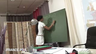 Sodomisee a la chaine dans la salle de classe