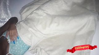 Meu padrasto me acorda para fuder