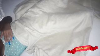 Meu padrasto me acorda para fuder