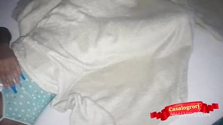 Meu padrasto me acorda para fuder