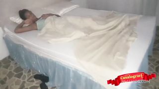 Meu padrasto me acorda para fuder