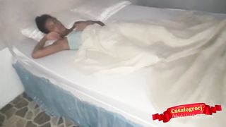 Meu padrasto me acorda para fuder