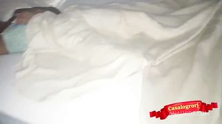 Meu padrasto me acorda para fuder