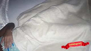 Meu padrasto me acorda para fuder