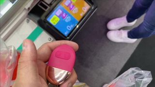 《素人カップル》「ぁ…ぁん…ぁあん…ダメ…」大◯生彼女をデート中にリモコンバイブで、、