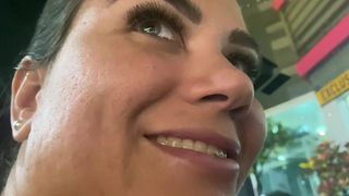 MARIDO SAI COM ESPOSA PELAS RUAS DE SAO PAULO A PROCURA DE UM COMEDOR PARA SACIAR SUA LASCIVIA