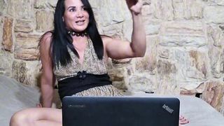 SAFADA FAZ LIVE E VE UM PAU E COMECA CHUPAR