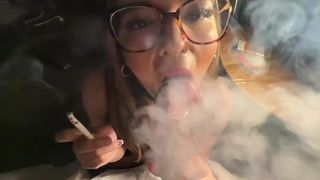 SMOKE FETISH ELA FUMA E MAMA E NO FINAL DAR SUA BUCETA BEM GOSTOSA