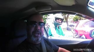 Bruno Diferente entra na carona e e sacaneado por Elisa Sanches que arranca sua roupa e cai de boca