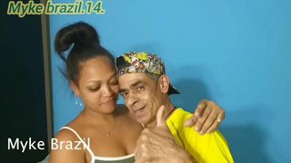 Levei uma mulher carioca para minha casa ela e uma atendente de luxo ela atende muito bem ela tem um rabo.bem gostoso ela pediu letinho na boca