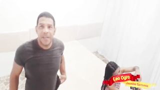 Pequena asiatica sentando com cu no pau