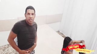 Pequena asiatica sentando com cu no pau