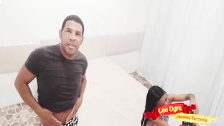 Pequena asiatica sentando com cu no pau