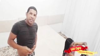 Pequena asiatica sentando com cu no pau