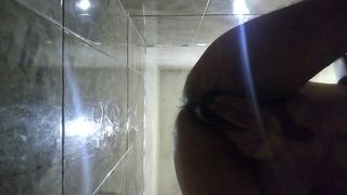 EN EL BANO CON MI DILDO NEGRO