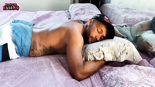 ela esta cada vez mais exitada e comecou a introduzir varios objetos na vagina