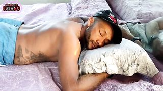 ela esta cada vez mais exitada e comecou a introduzir varios objetos na vagina