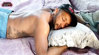 ela esta cada vez mais exitada e comecou a introduzir varios objetos na vagina