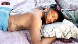 ela esta cada vez mais exitada e comecou a introduzir varios objetos na vagina