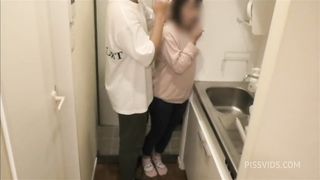 【素人】ベッドでミシミシ音を立てながら激しくSEXする大◯生カップル。