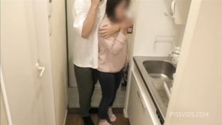 【素人】ベッドでミシミシ音を立てながら激しくSEXする大◯生カップル。