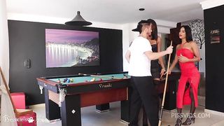 duas amigas trans dotadas fingiram perder no jogo do prazer para fazer uma orgia gostosa.