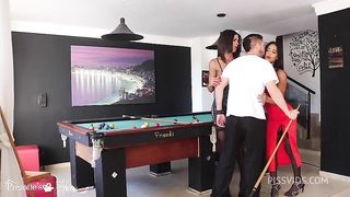 duas amigas trans dotadas fingiram perder no jogo do prazer para fazer uma orgia gostosa.
