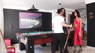duas amigas trans dotadas fingiram perder no jogo do prazer para fazer uma orgia gostosa.