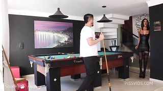duas amigas trans dotadas fingiram perder no jogo do prazer para fazer uma orgia gostosa.