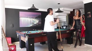 duas amigas trans dotadas fingiram perder no jogo do prazer para fazer uma orgia gostosa.