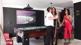 duas amigas trans dotadas fingiram perder no jogo do prazer para fazer uma orgia gostosa.