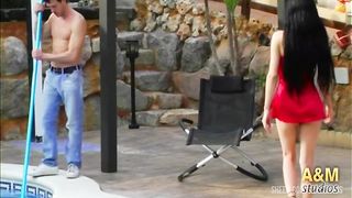 La preciosa Valeria y el jardinero complaciente.