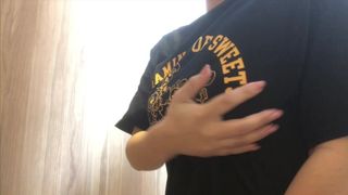 【素人】普段は大人しい隠キャ女子がスーパーのト◯レでオナニーしまくる。