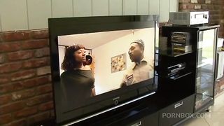 Queen B Gives Her Cunt