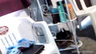 Despues de unas cervezas mi vecina se puso alegre y se quito los calzones.. y de broma en broma, me mostraba el culo hasta darme unos sentones.