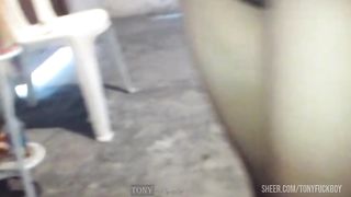 Despues de unas cervezas mi vecina se puso alegre y se quito los calzones.. y de broma en broma, me mostraba el culo hasta darme unos sentones.