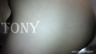 Despues de unas cervezas mi vecina se puso alegre y se quito los calzones.. y de broma en broma, me mostraba el culo hasta darme unos sentones.