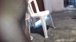 Despues de unas cervezas mi vecina se puso alegre y se quito los calzones.. y de broma en broma, me mostraba el culo hasta darme unos sentones.